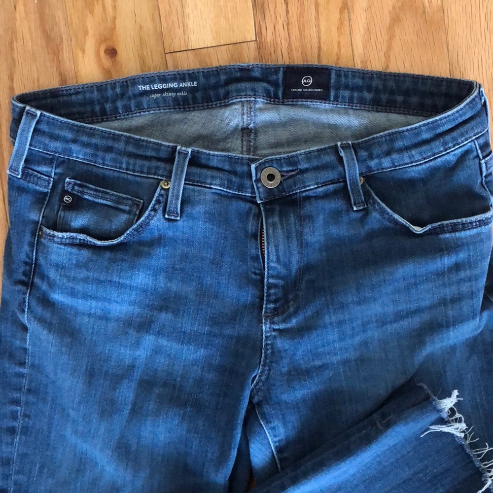 Like new distressed AG legging ankle jeans. Sz 30